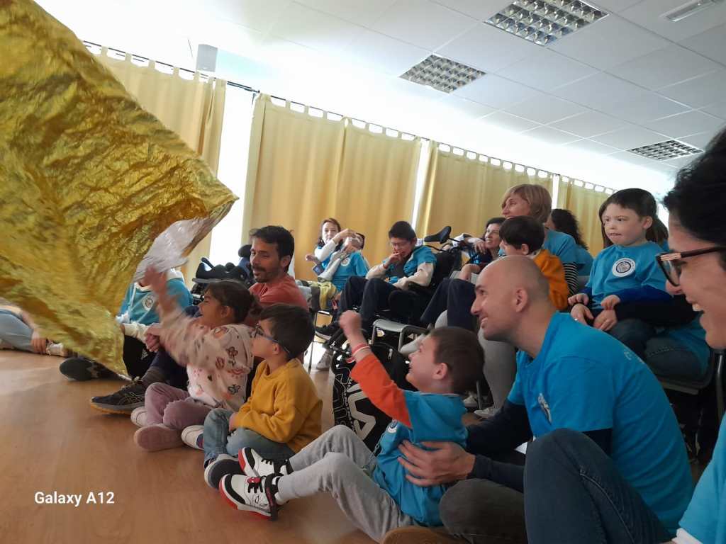 Foto de los niños felices viendo la manta dorada